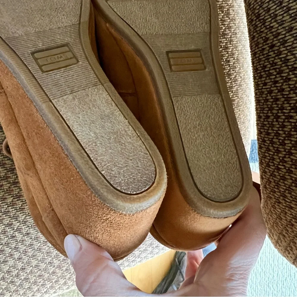 TOMS cute  Desert Bootie Wedge size 9.5 Chestnut suede New with original…